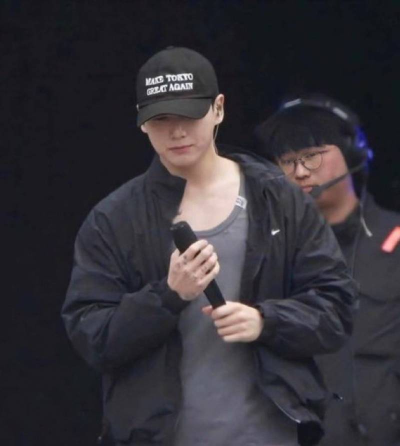 현재 난리 난 트럼프 패러디 모자 쓴 정국.JPG